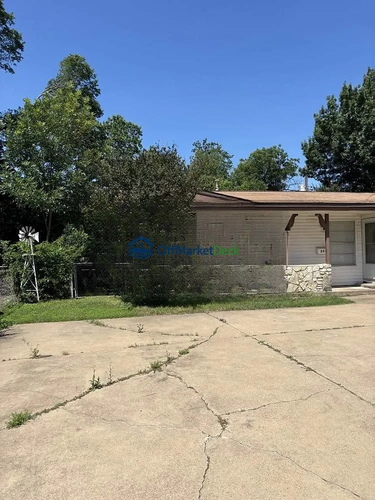 Off-market house in Saginaw, Texas — 3 beds, 2 baths, $165,000 — photo 5 of 8