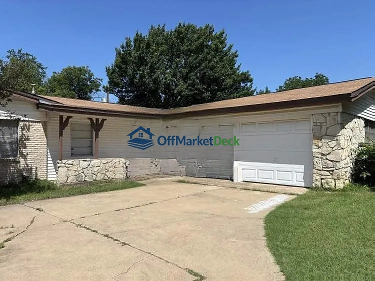 Off-market house in Saginaw, Texas — 3 beds, 2 baths, $165,000 — photo 6 of 8
