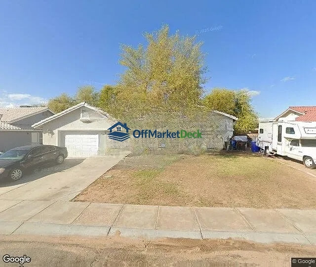 Off-market house in Yuma, Arizona — 3 beds, 2 baths, $270,000 — photo 3 of 3