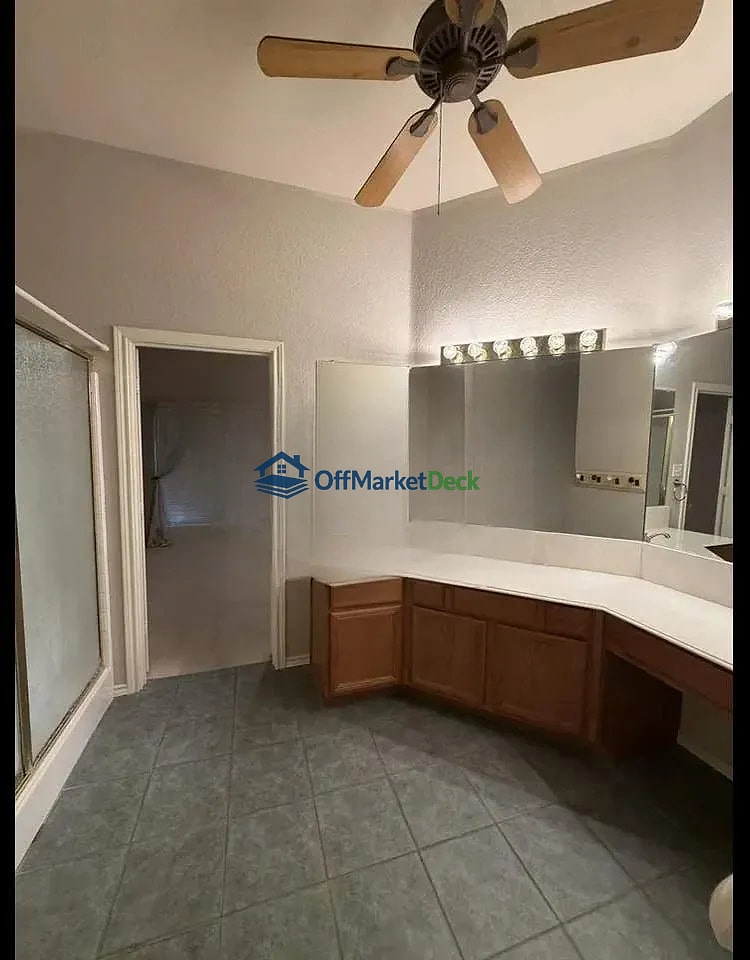 Off-market house in Midlothian, Texas — 4 beds, 3 baths, $299,000 — photo 7 of 8