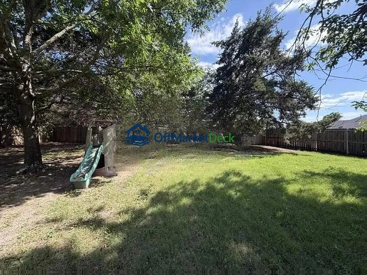 Off-market house in Midlothian, Texas — 4 beds, 3 baths, $299,000 — photo 2 of 8
