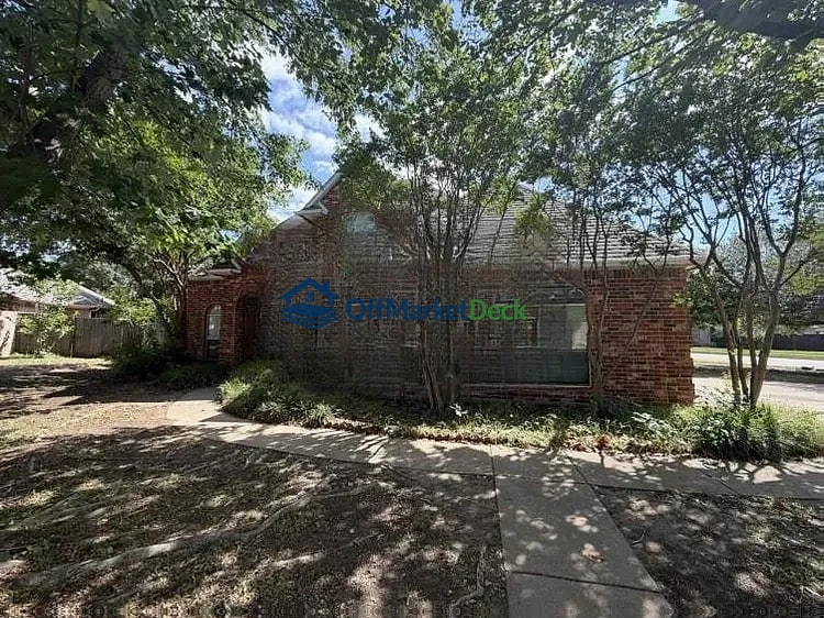 Off-market house in Midlothian, Texas — 4 beds, 3 baths, $299,000 — photo 6 of 8