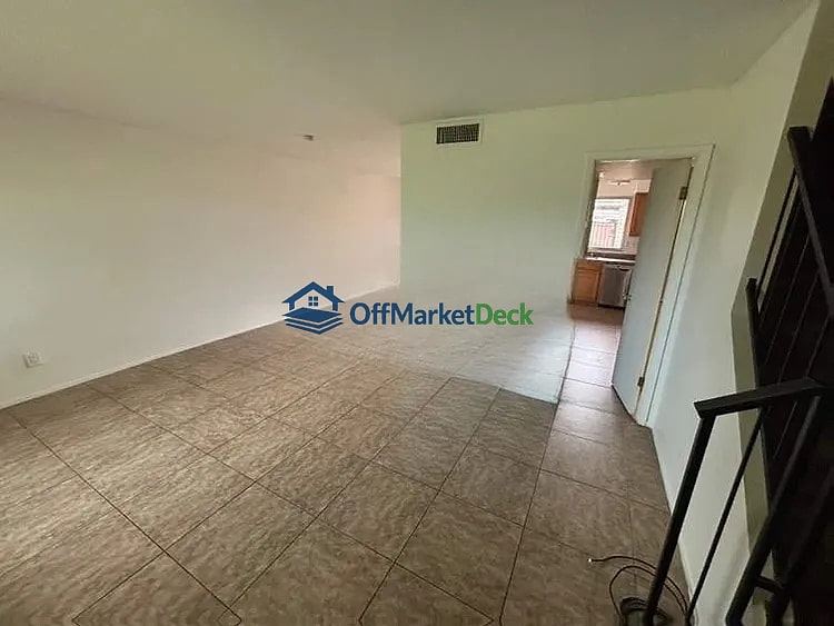 Off-market house in Tempe, Arizona — 3 beds, 2 baths, $225,000 — photo 2 of 8
