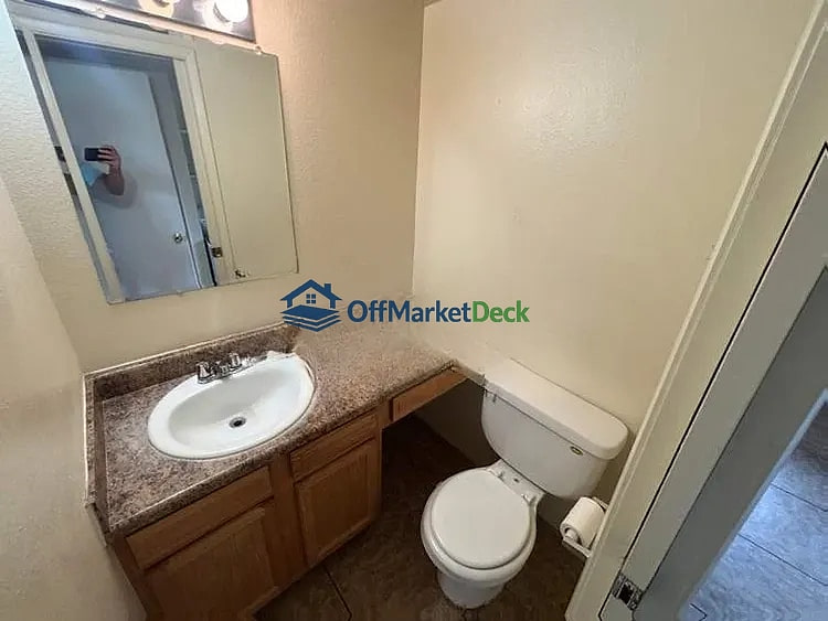 Off-market house in Tempe, Arizona — 3 beds, 2 baths, $225,000 — photo 5 of 8