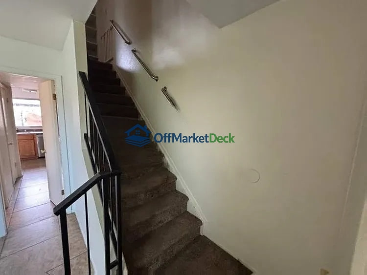 Off-market house in Tempe, Arizona — 3 beds, 2 baths, $225,000 — photo 7 of 8