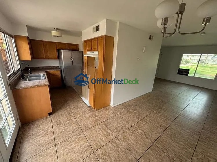 Off-market house in Tempe, Arizona — 3 beds, 2 baths, $225,000 — photo 3 of 8