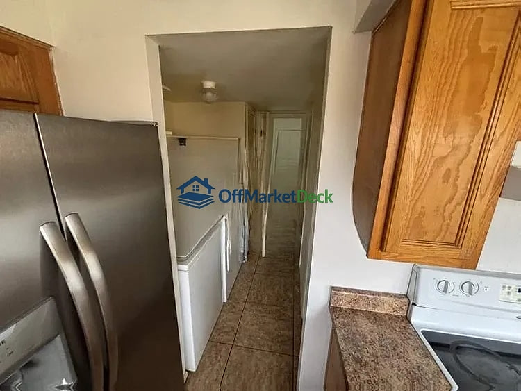 Off-market house in Tempe, Arizona — 3 beds, 2 baths, $225,000 — photo 4 of 8