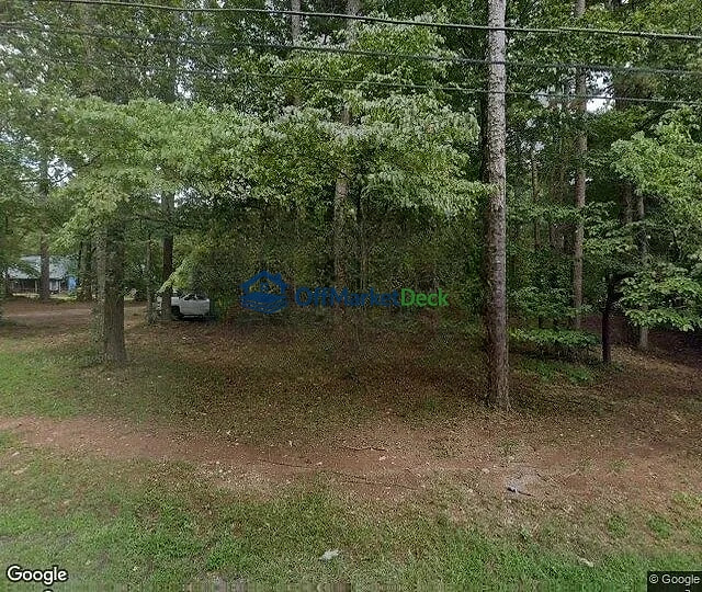 Off-market house in Riverdale, Georgia — 3 beds, 2 baths, $150,000 — photo 2 of 3