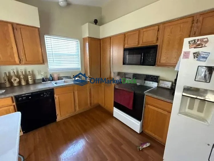 Off-market house in Greenwood, Indiana — 3 beds, 2 baths, $219,990 — photo 5 of 8