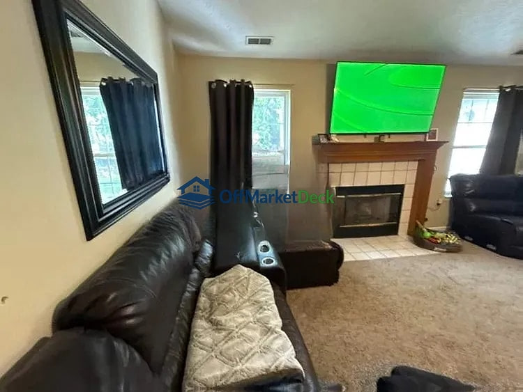 Off-market house in Greenwood, Indiana — 3 beds, 2 baths, $219,990 — photo 2 of 8
