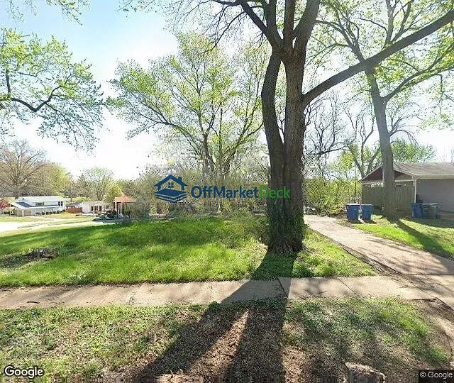 Off-market house in Hazelwood, Missouri — 3 beds, 1 bath, $117,777 — photo 2 of 3