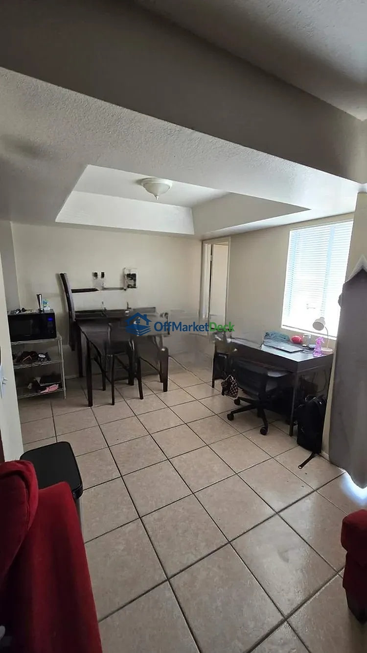 Off-market house in Phoenix, Arizona — 3 beds, 2 baths, $159,999 — photo 7 of 8