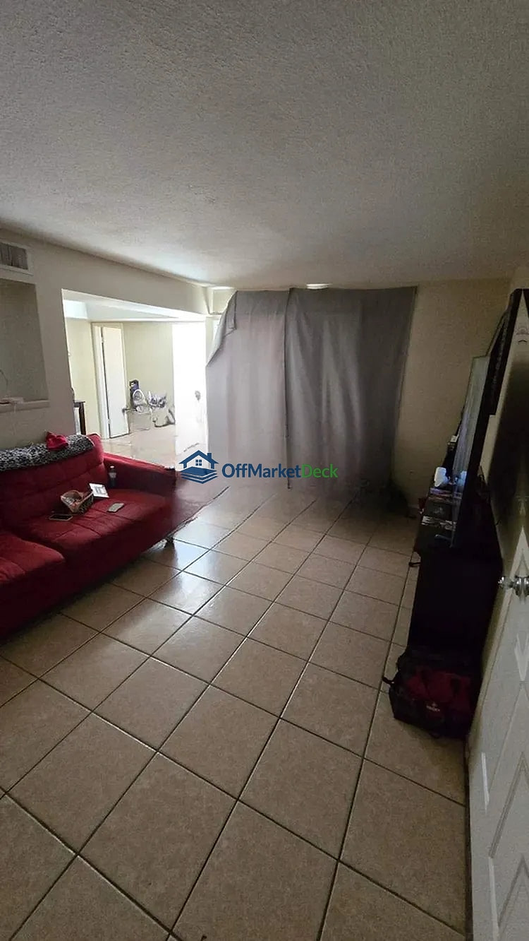 Off-market house in Phoenix, Arizona — 3 beds, 2 baths, $159,999 — photo 8 of 8