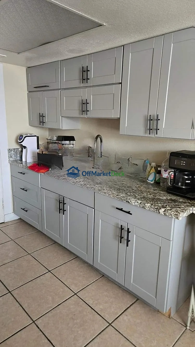 Off-market house in Phoenix, Arizona — 3 beds, 2 baths, $159,999 — photo 2 of 8
