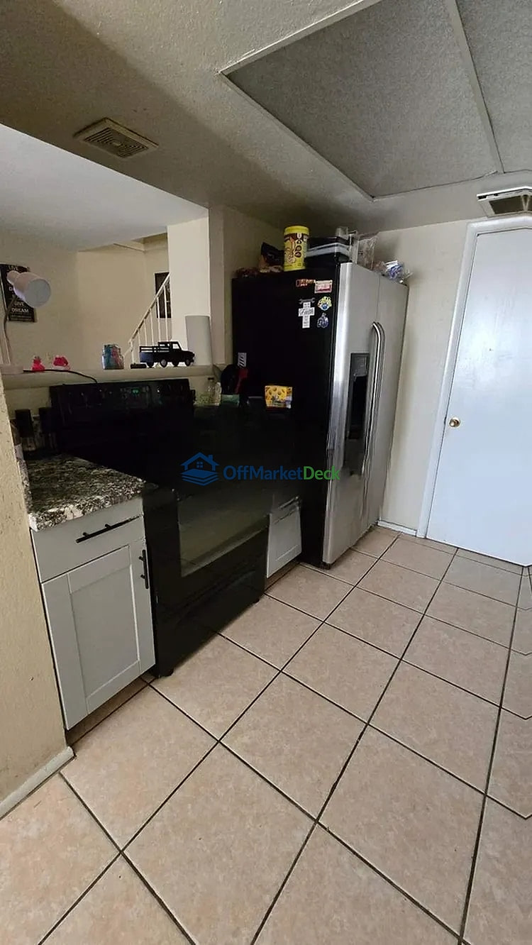 Off-market house in Phoenix, Arizona — 3 beds, 2 baths, $159,999 — photo 3 of 8