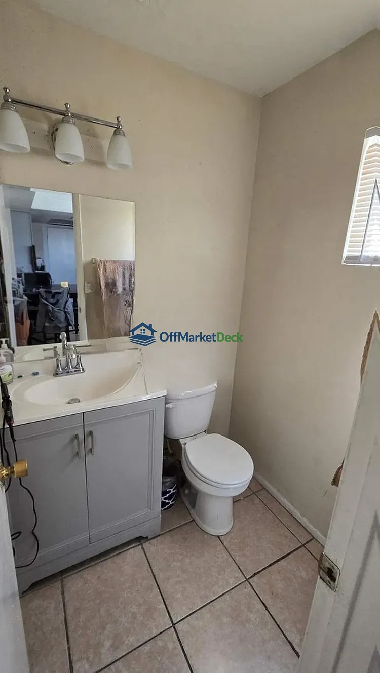 Off-market house in Phoenix, Arizona — 3 beds, 2 baths, $159,999 — photo 6 of 8