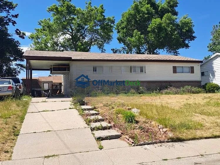 Off-market house in Kearns, Utah — 5 beds, 2 baths, $350,000 — photo 2 of 8