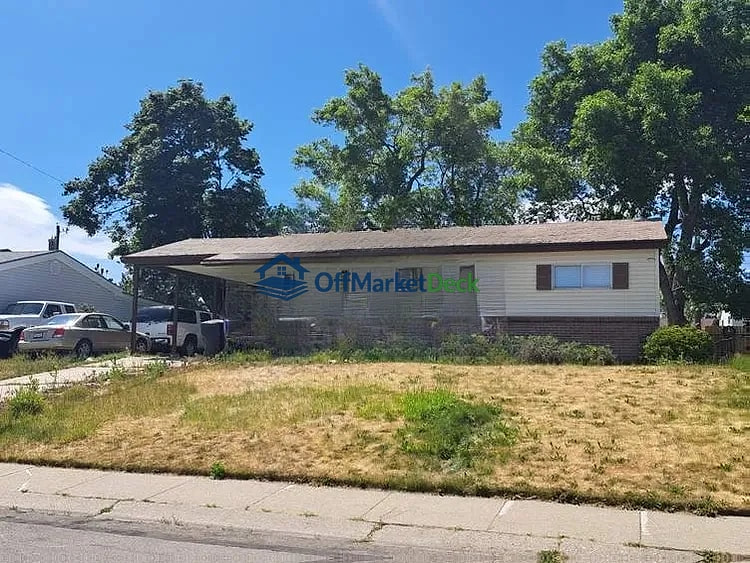 Off-market house in Kearns, Utah — 5 beds, 2 baths, $350,000 — photo 3 of 8