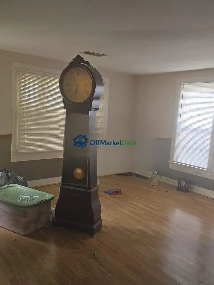 Off-market house in Birmingham, Alabama — 3 beds, 2 baths, $75,000 — photo 3 of 8
