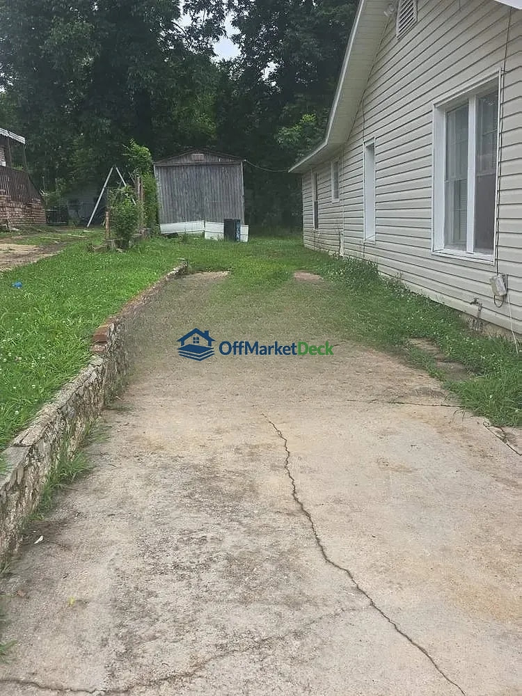 Off-market house in Birmingham, Alabama — 3 beds, 2 baths, $75,000 — photo 2 of 8