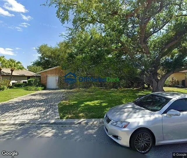 Off-market house in Bradenton, Florida — 4 beds, 2 baths, $450,000 — photo 3 of 3