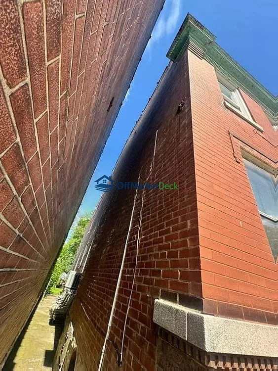Off-market house in St. Louis, Missouri — 5 beds, 2 baths, $190,000 — photo 7 of 8