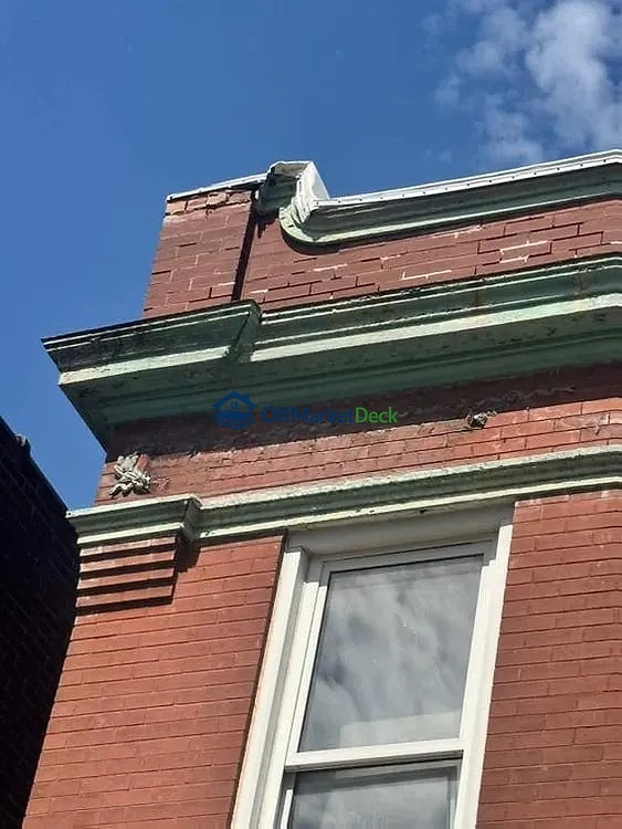 Off-market house in St. Louis, Missouri — 5 beds, 2 baths, $190,000 — photo 2 of 8