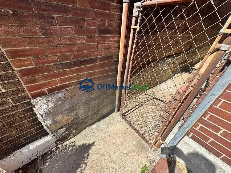 Off-market house in St. Louis, Missouri — 5 beds, 2 baths, $190,000 — photo 5 of 8