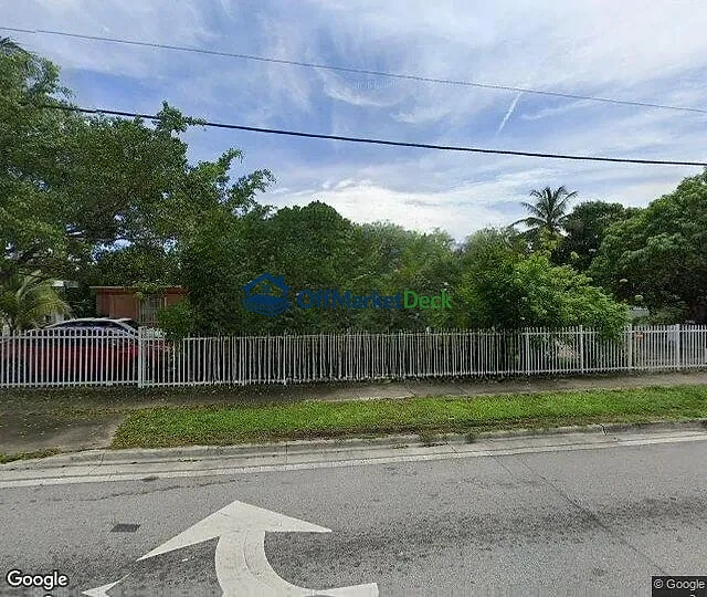 Off-market house in Miami, Florida — 6 beds, 5 baths, $559,000 — photo 2 of 3