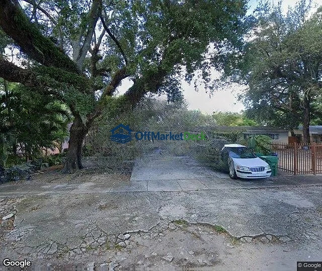 Off-market house in Miami, Florida — 4 beds, 2 baths, $369,900 — photo 2 of 3