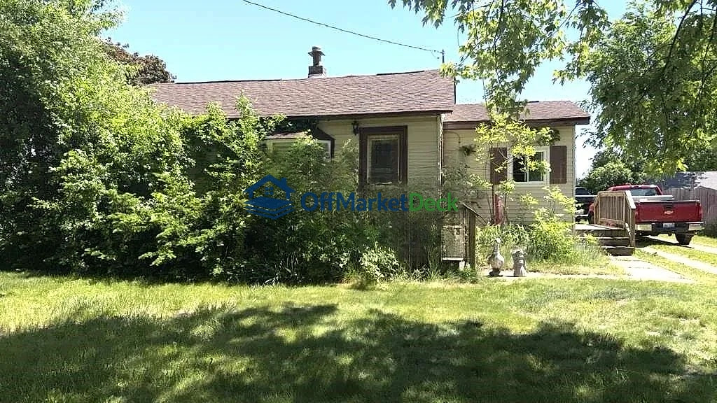 Off-market house in Oakland County, Michigan — 3 beds, 2 baths, $209,729 - Blurred background Image