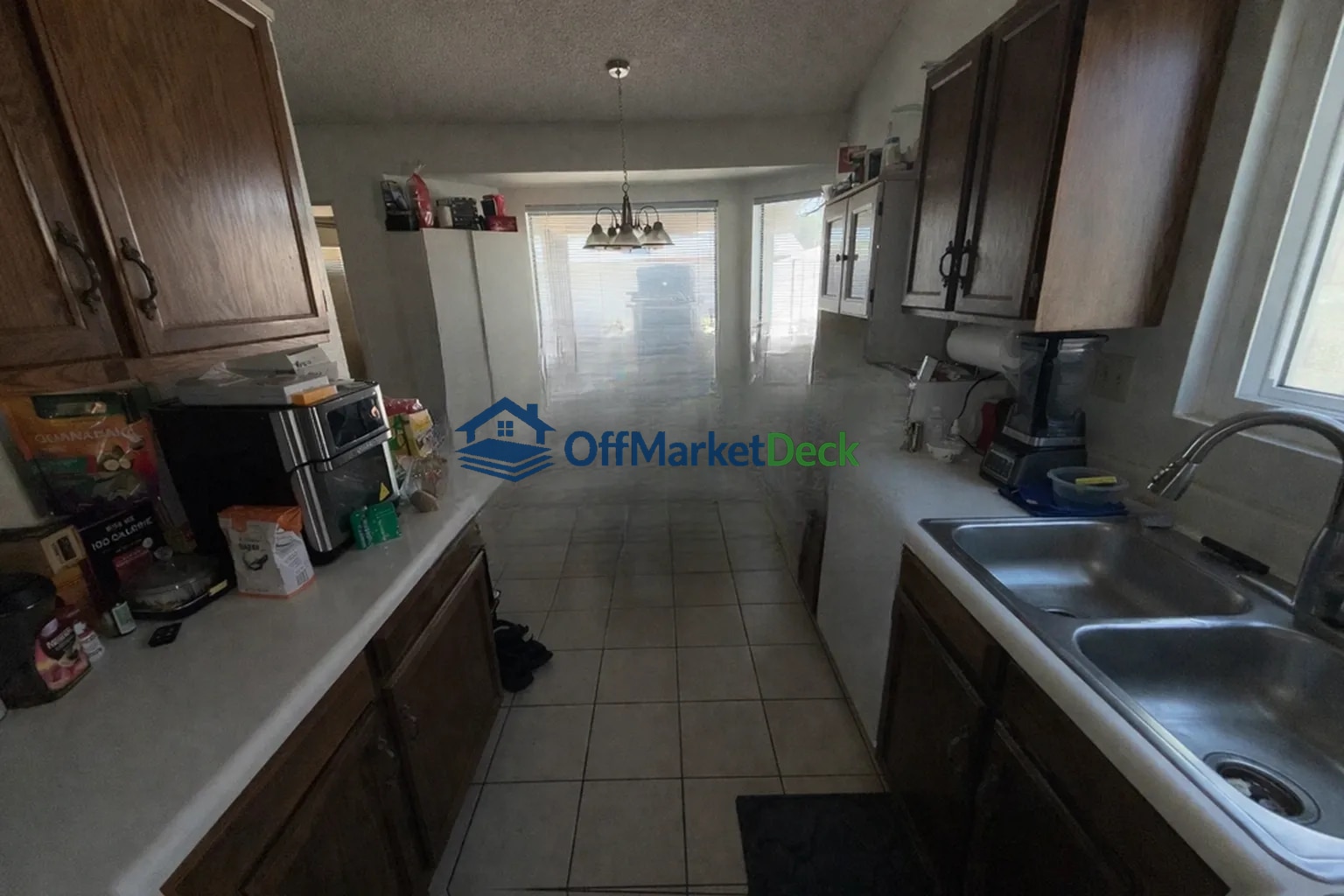 Off-market house in Phoenix, Arizona — 3 beds, 2 baths, $409,990 — photo 3 of 8