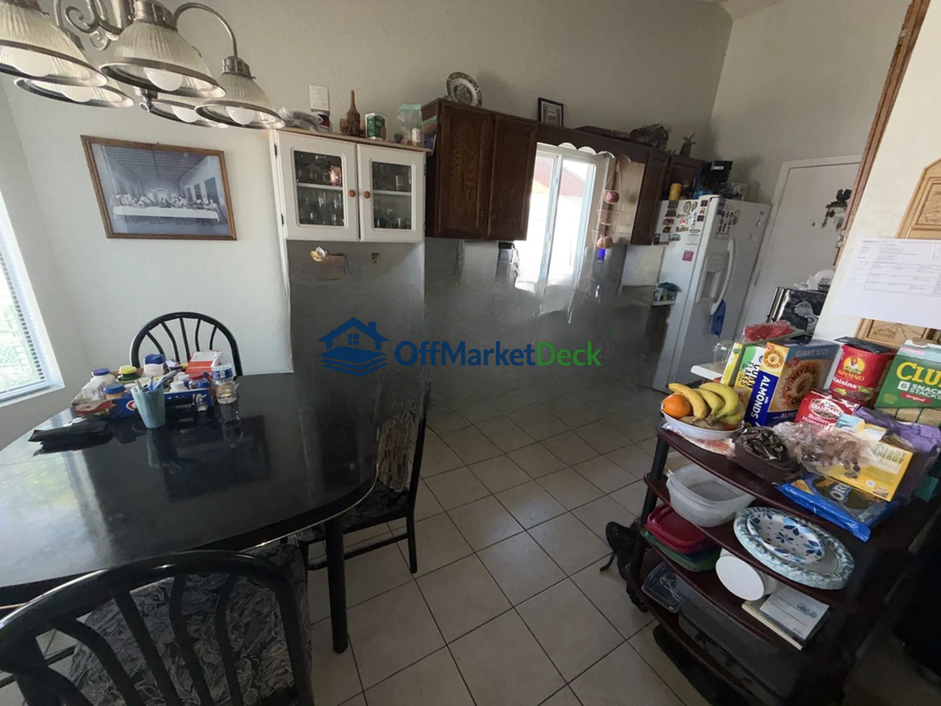 Off-market house in Phoenix, Arizona — 3 beds, 2 baths, $409,990 — photo 6 of 8