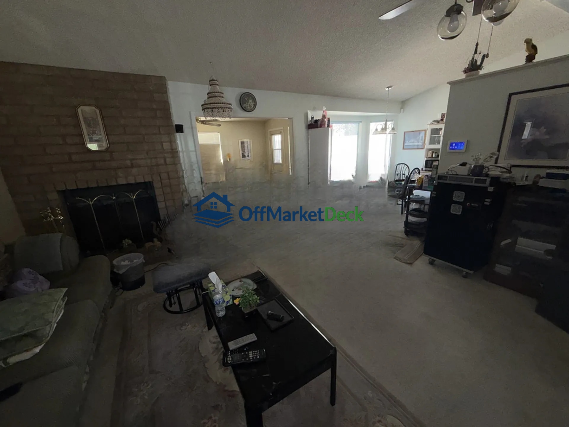 Off-market house in Phoenix, Arizona — 3 beds, 2 baths, $409,990 — photo 5 of 8