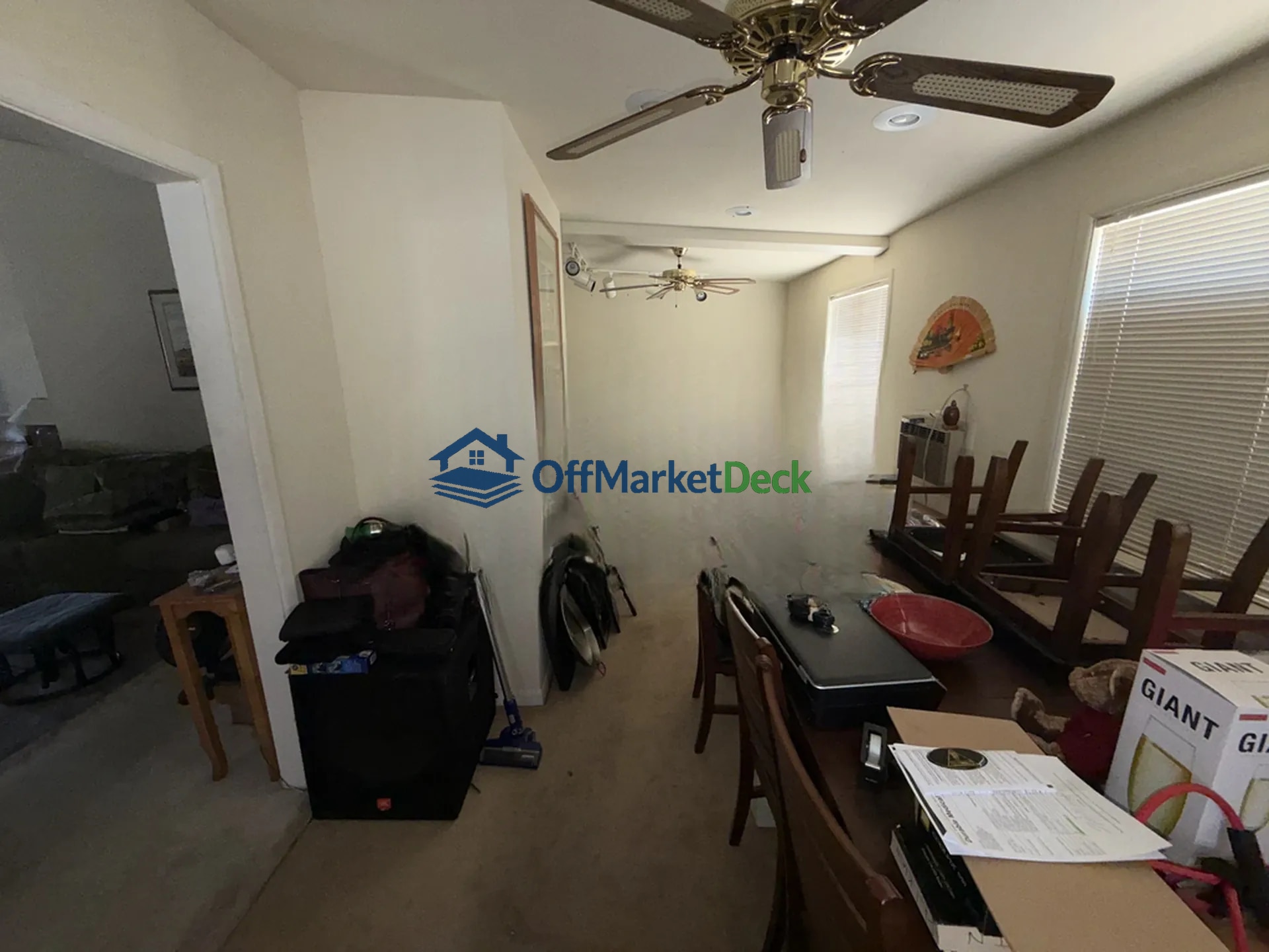 Off-market house in Phoenix, Arizona — 3 beds, 2 baths, $409,990 — photo 8 of 8