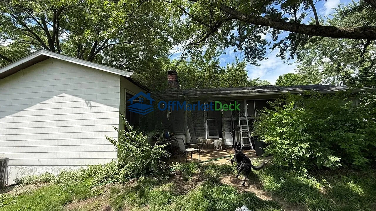 Off-market house in Florissant, Missouri — 3 beds, 2 baths, $151,900 — photo 5 of 8