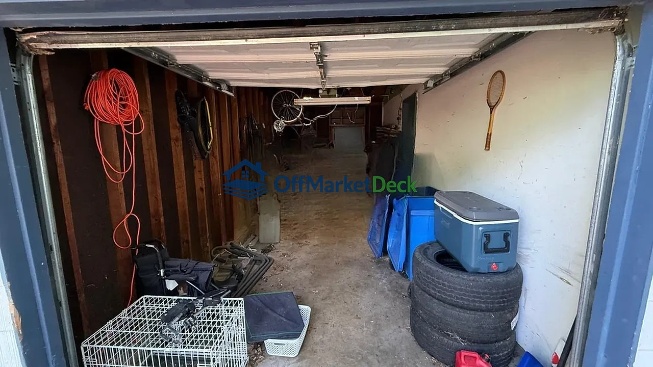 Off-market house in Florissant, Missouri — 3 beds, 2 baths, $151,900 — photo 7 of 8