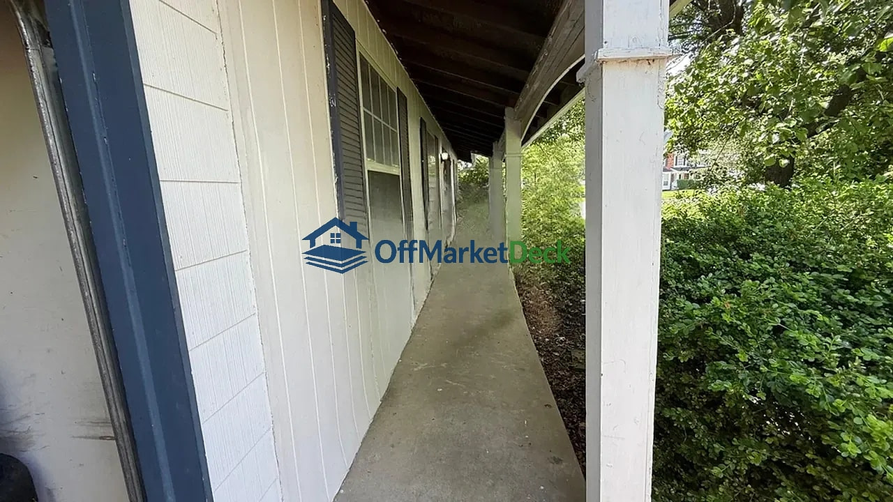 Off-market house in Florissant, Missouri — 3 beds, 2 baths, $151,900 — photo 3 of 8