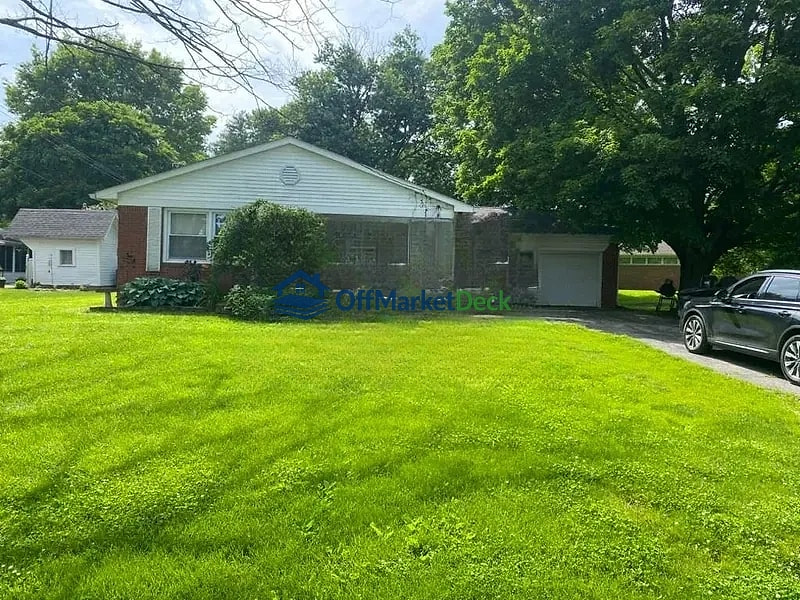 Off-market house in Indianapolis, Indiana — 3 beds, 2 baths, $149,900 - Blurred background Image
