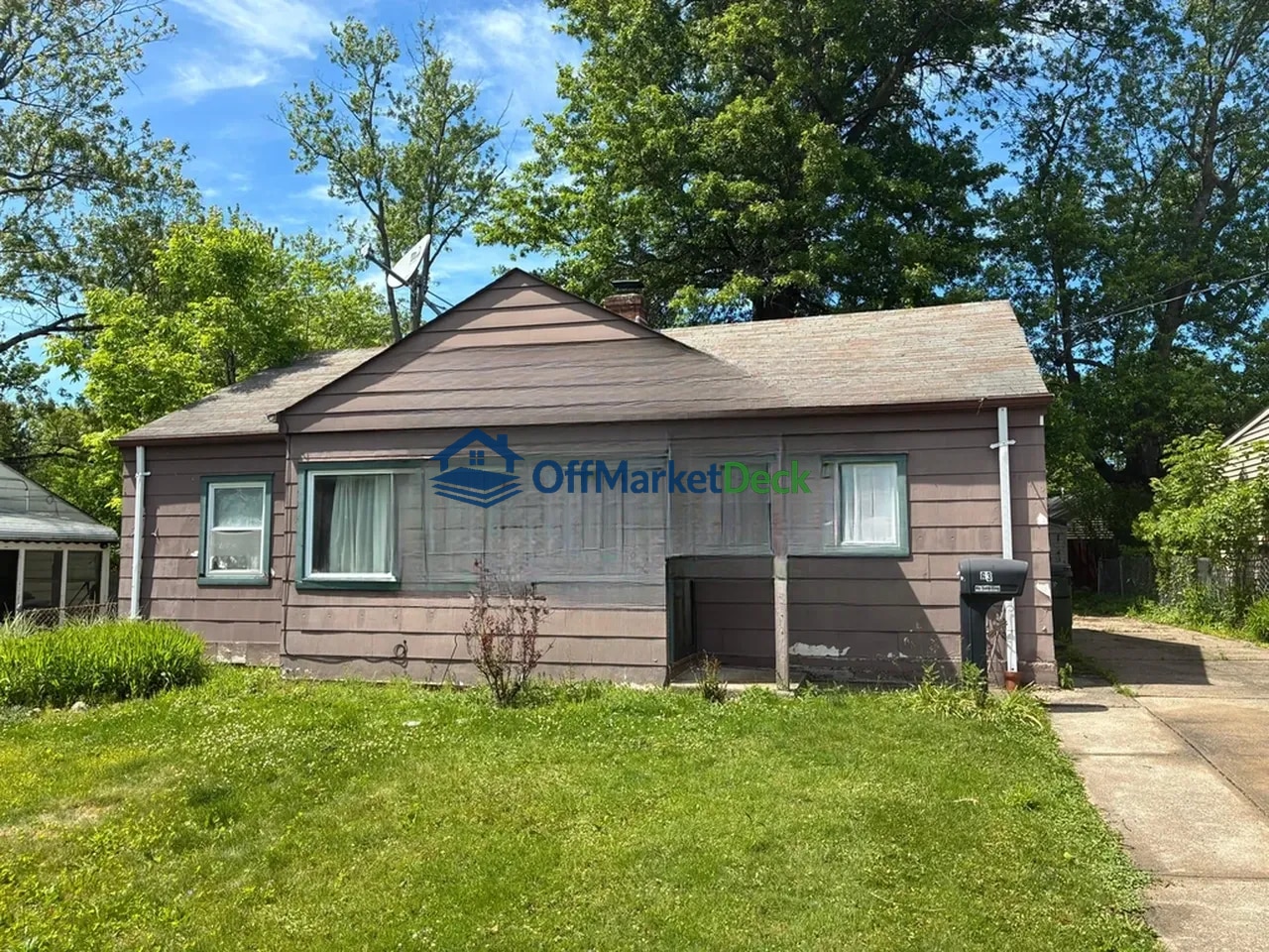 Off-market house in Bedford, Ohio — 3 beds, 1 bath, $85,900 - Blurred background Image