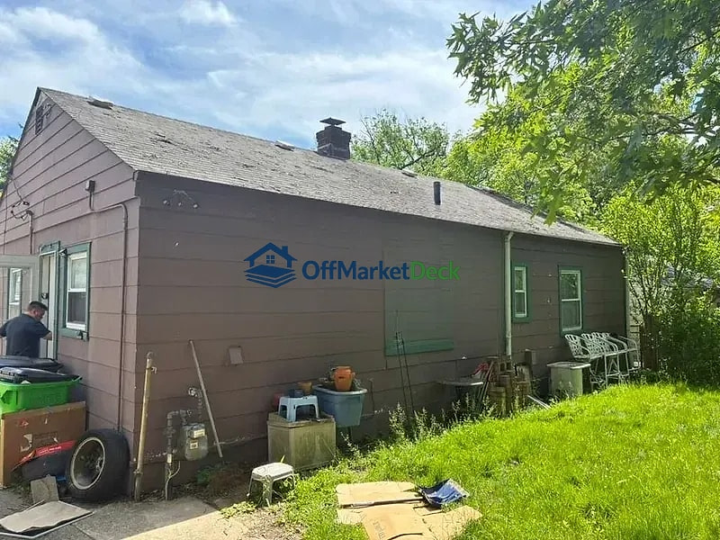 Off-market house in Bedford, Ohio — 3 beds, 1 bath, $85,900 — photo 4 of 8