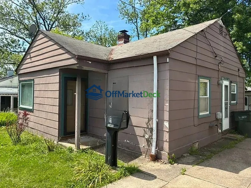 Off-market house in Bedford, Ohio — 3 beds, 1 bath, $85,900 — photo 2 of 8