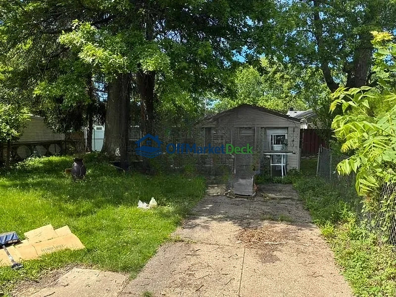 Off-market house in Bedford, Ohio — 3 beds, 1 bath, $85,900 — photo 3 of 8
