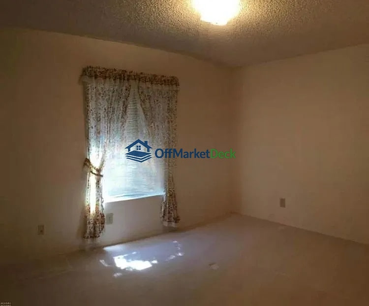 Off-market house in Casa Grande, Arizona — 4 beds, 2 baths, $209,900 — photo 7 of 8