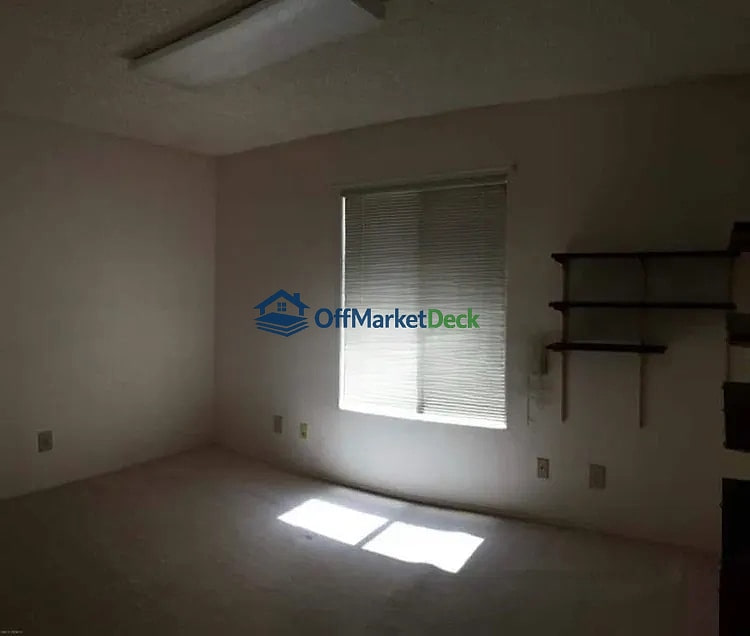 Off-market house in Casa Grande, Arizona — 4 beds, 2 baths, $209,900 — photo 6 of 8