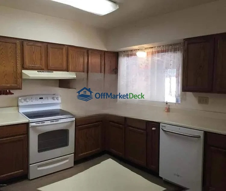 Off-market house in Casa Grande, Arizona — 4 beds, 2 baths, $209,900 — photo 3 of 8