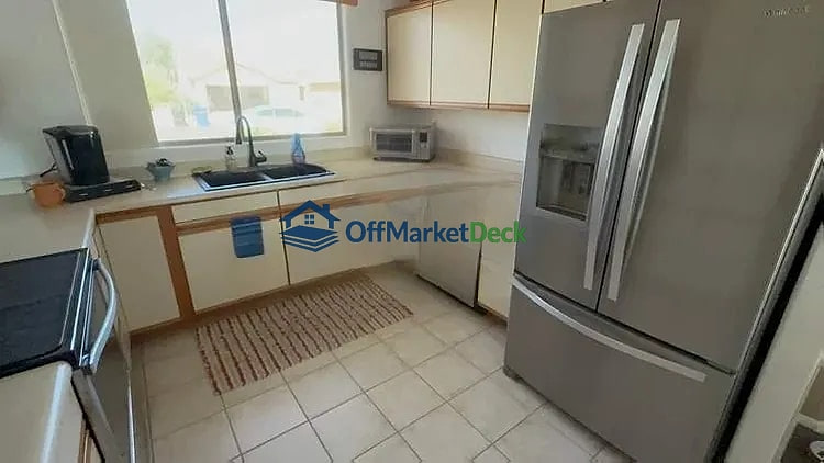 Off-market house in Surprise, Arizona — 3 beds, 2 baths, $299,900 — photo 7 of 8