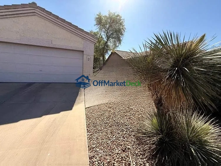Off-market house in Surprise, Arizona — 3 beds, 2 baths, $299,900 — photo 4 of 8