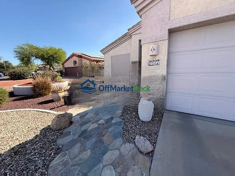 Off-market house in Surprise, Arizona — 3 beds, 2 baths, $299,900 — photo 5 of 8