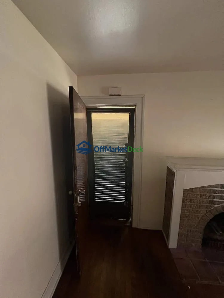 Off-market house in Dallas, Texas — 2 beds, 1 bath, $230,000 — photo 5 of 8